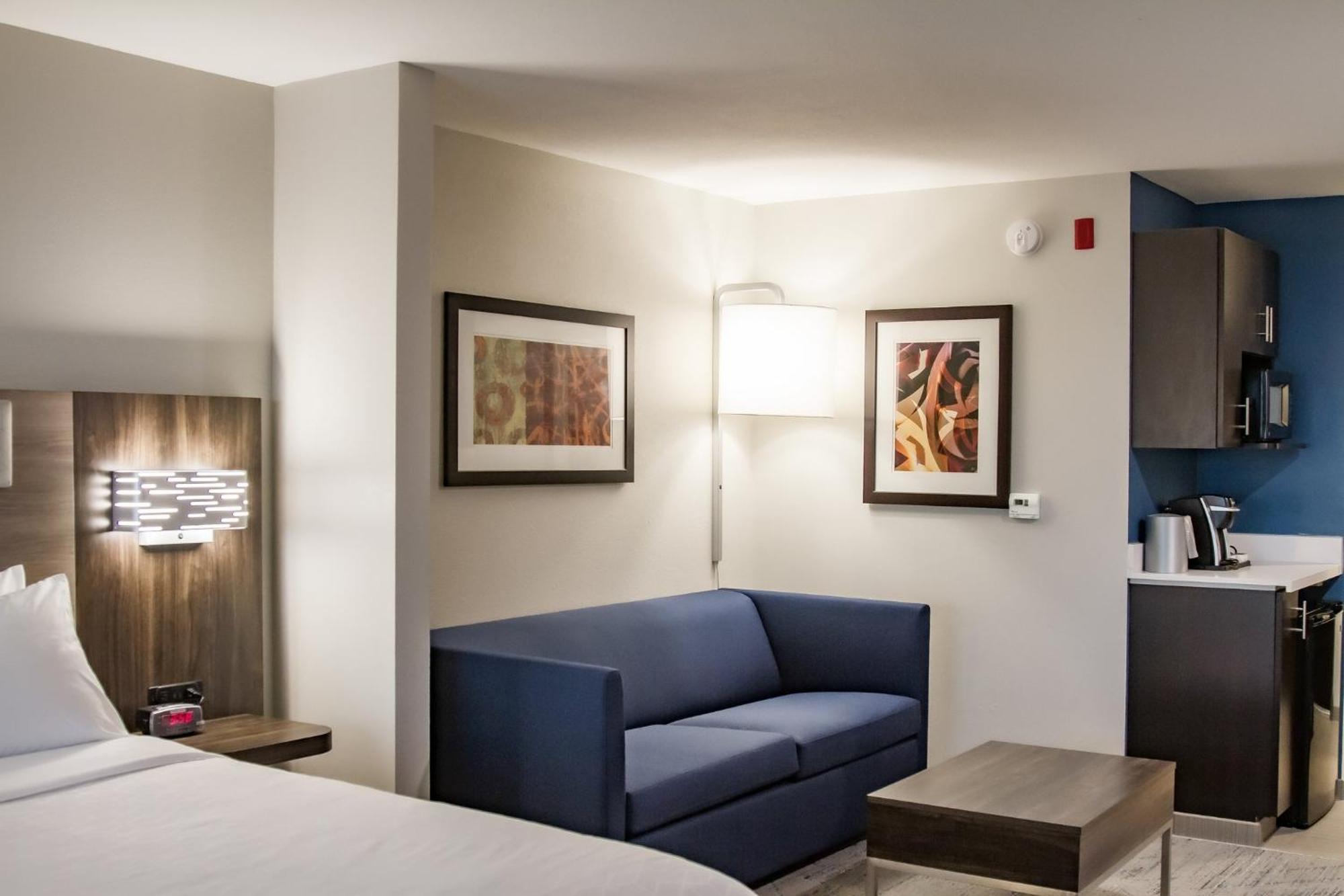 Holiday Inn Express & Suites Overland Park By Ihg Exterior photo