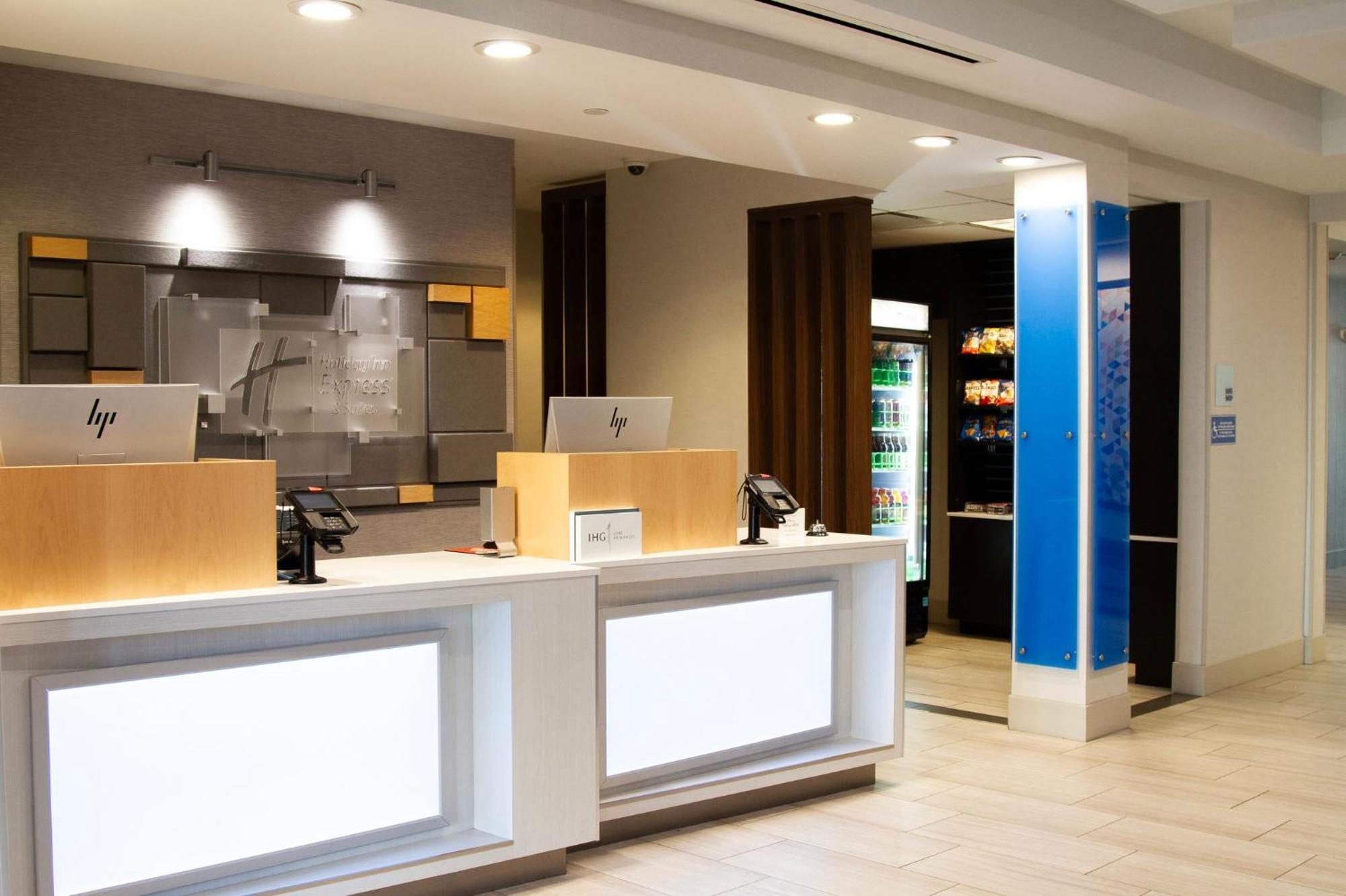 Holiday Inn Express & Suites Overland Park By Ihg Exterior photo