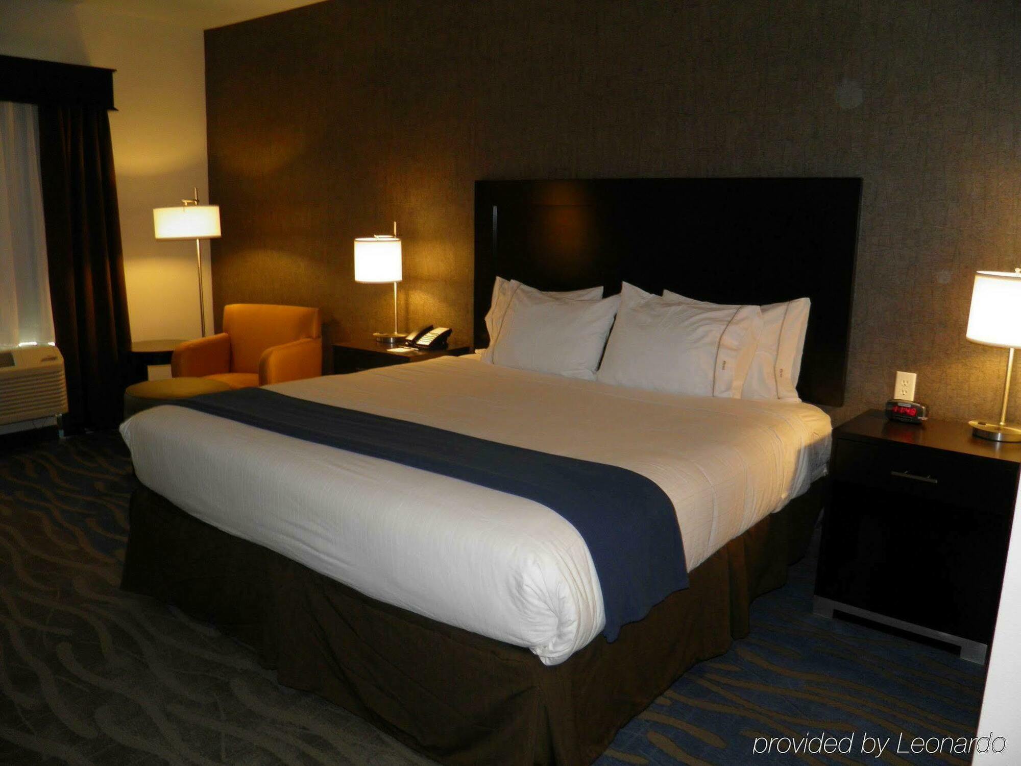 Holiday Inn Express & Suites Overland Park By Ihg Exterior photo